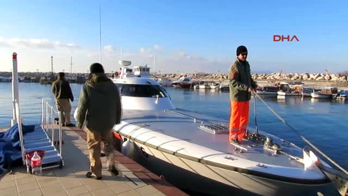 Çanakkale Ayvacık\'ta Kaçaklar Donmak Üzereyken Kurtarıldı