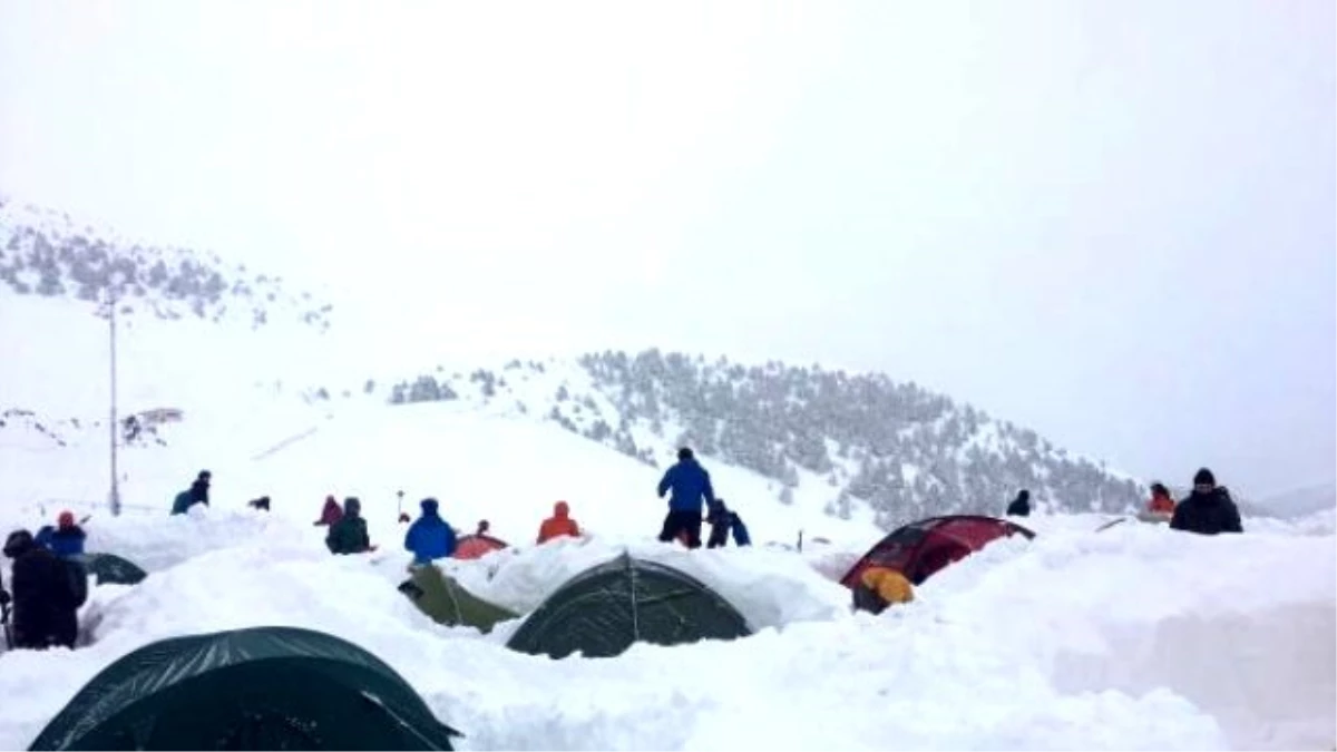 Dağcılar Törene Gitti, Çadırları Kar Altında Kaldı
