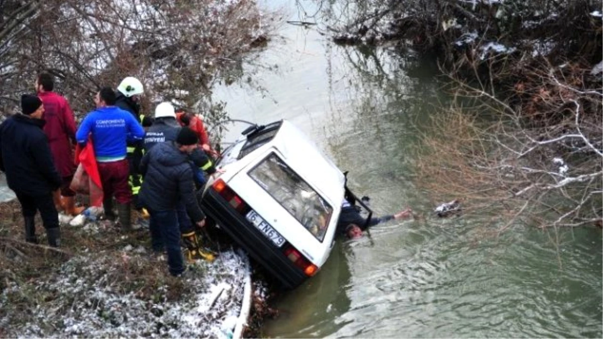 Dereye Uçan Otomobilde Boğularak Can Verdi