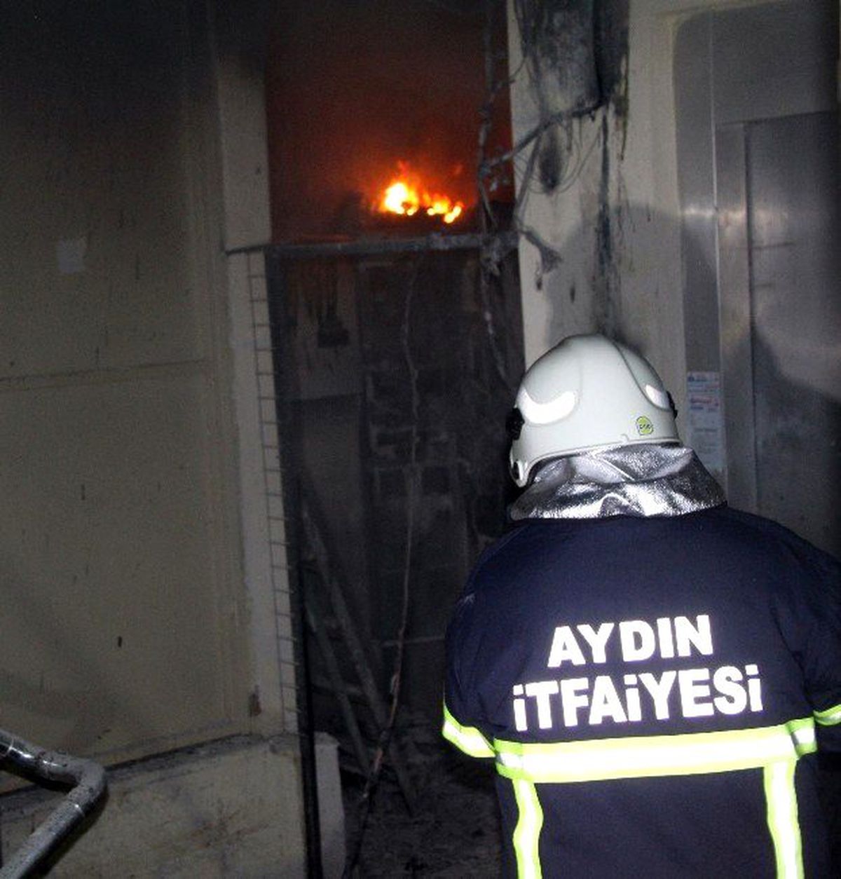 Didim\'de Geceyi Patlayan Elektrik Trafoları Aydınlattı