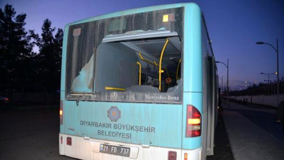 Diyarbakır\'da Belediye Ait 2 Yolcu Otobüsü Kurşunlandı