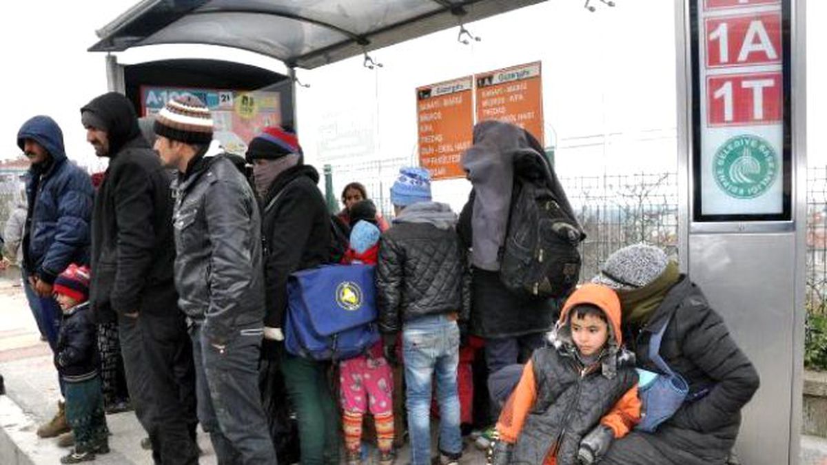 Edirne\'de Otobüs Durağında 30 Suriyeli Kaçak Yakalandı