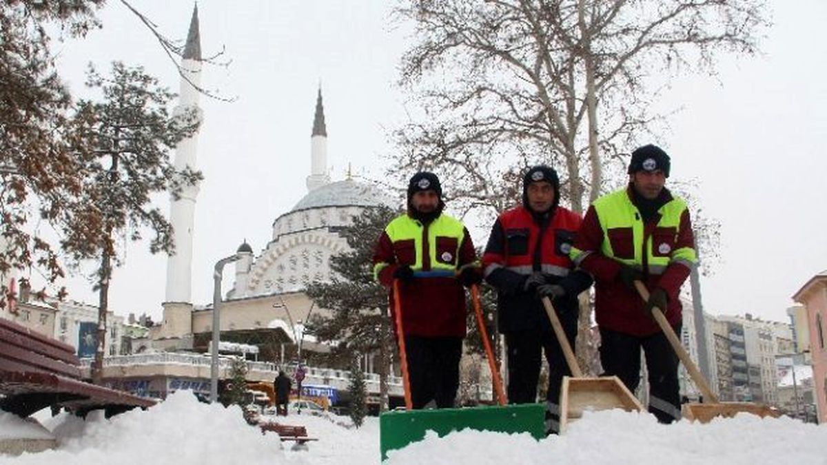 Elazığ\'da Kar Nedeniyle 503 Köy Yolu Ulaşıma Kapandı