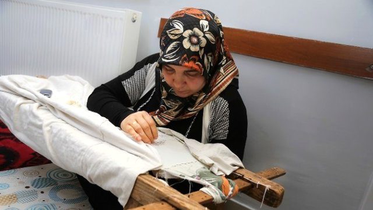 Elleriyle Yüzyıllarca Yıllık Geleneği Sürdürüyorlar