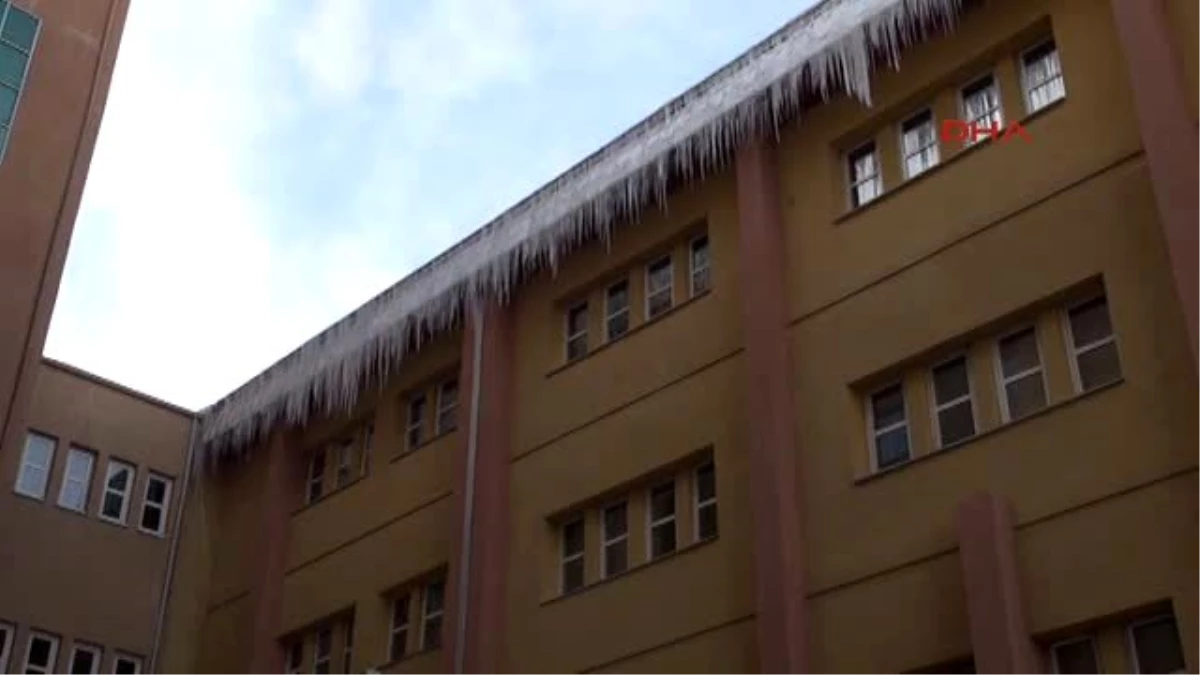 Erzincan Hastane Çatısında Oluşan Buz Sarkıtları İtfaiye Kırdı