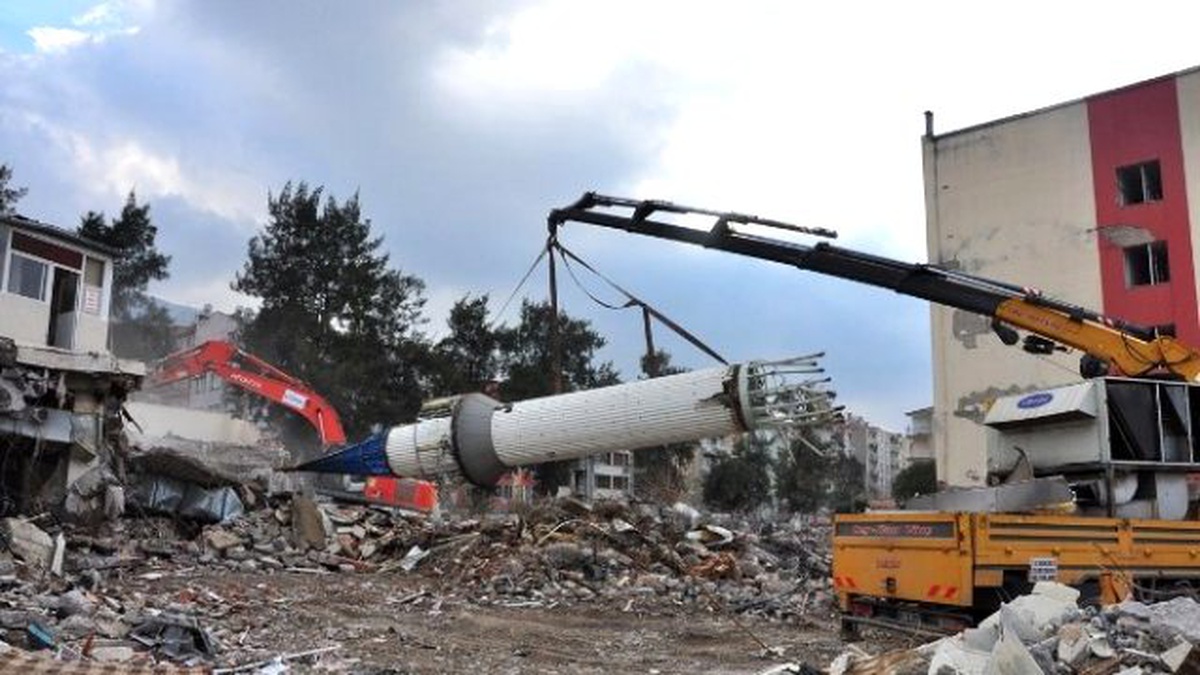 Manisa\'da Minareyi Başka Camiye Naklettiler