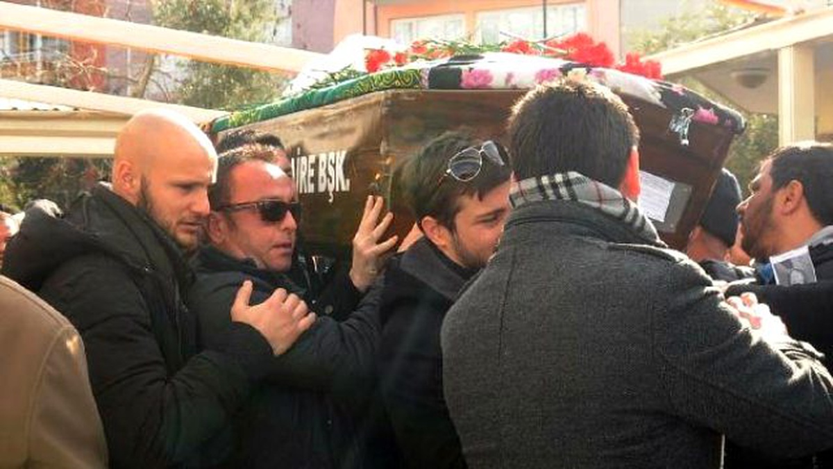 Göztepeli Gökhan\'ın Annesi Toprağa Verildi