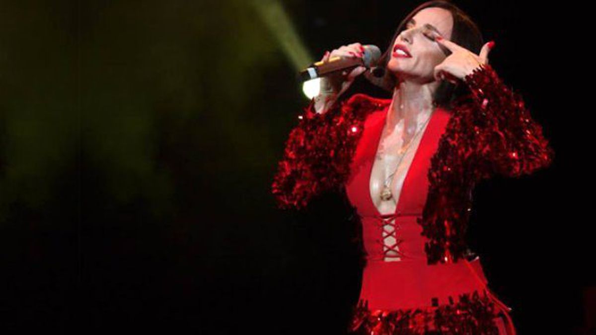 Gülşen, Alpler'in Zirvesinde Ev Bakıyor