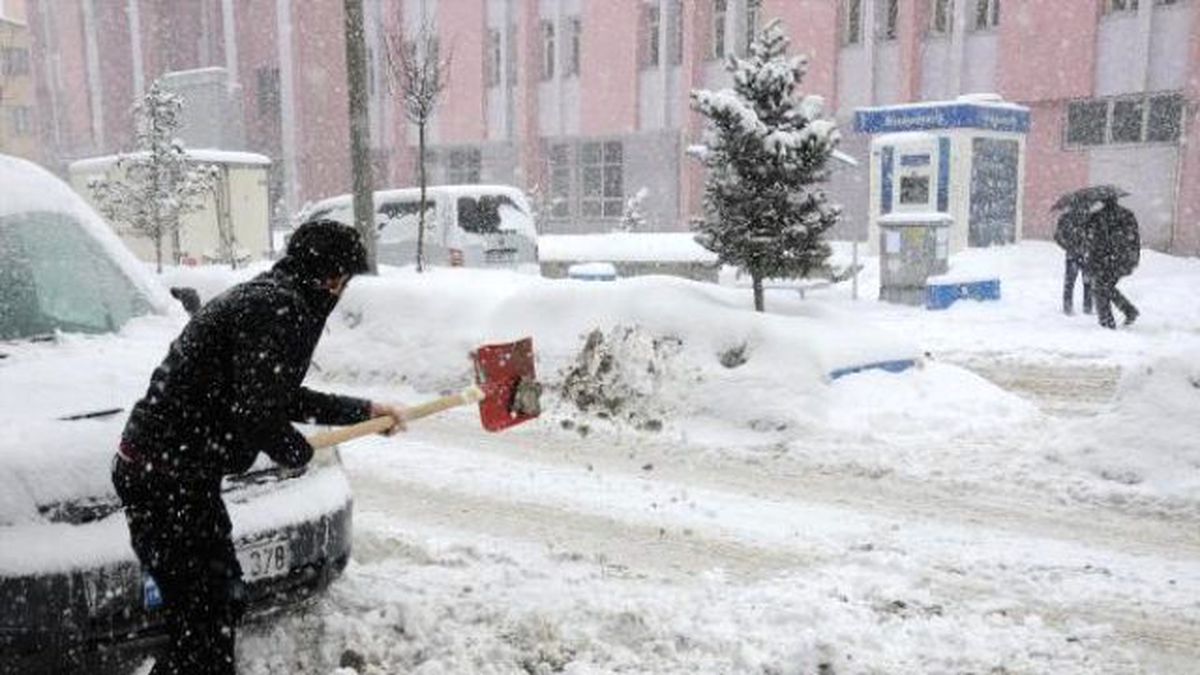 Hakkari ve Bitlis\'te Kar Etkili Oluyor