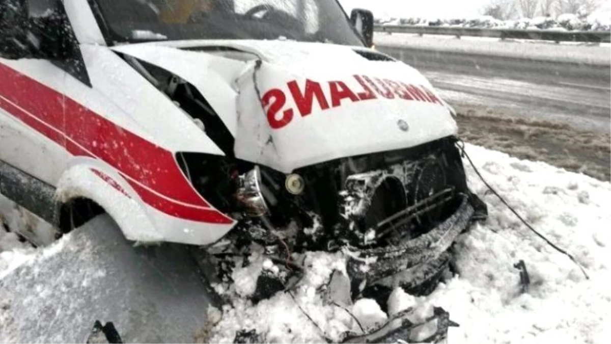 Hasta Taşıyan Ambulans Kaza Yaptı