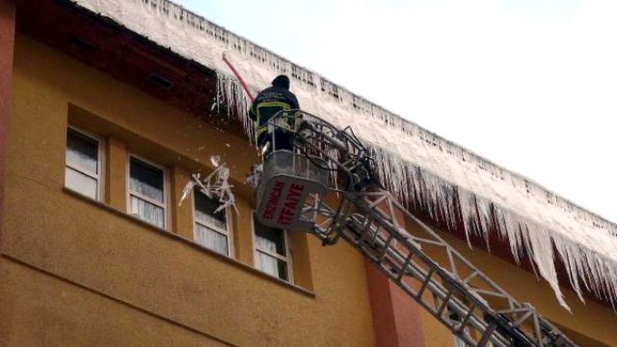 Hastane Çatısında Oluşan Buz Sarkıtları İtfaiye Kırdı