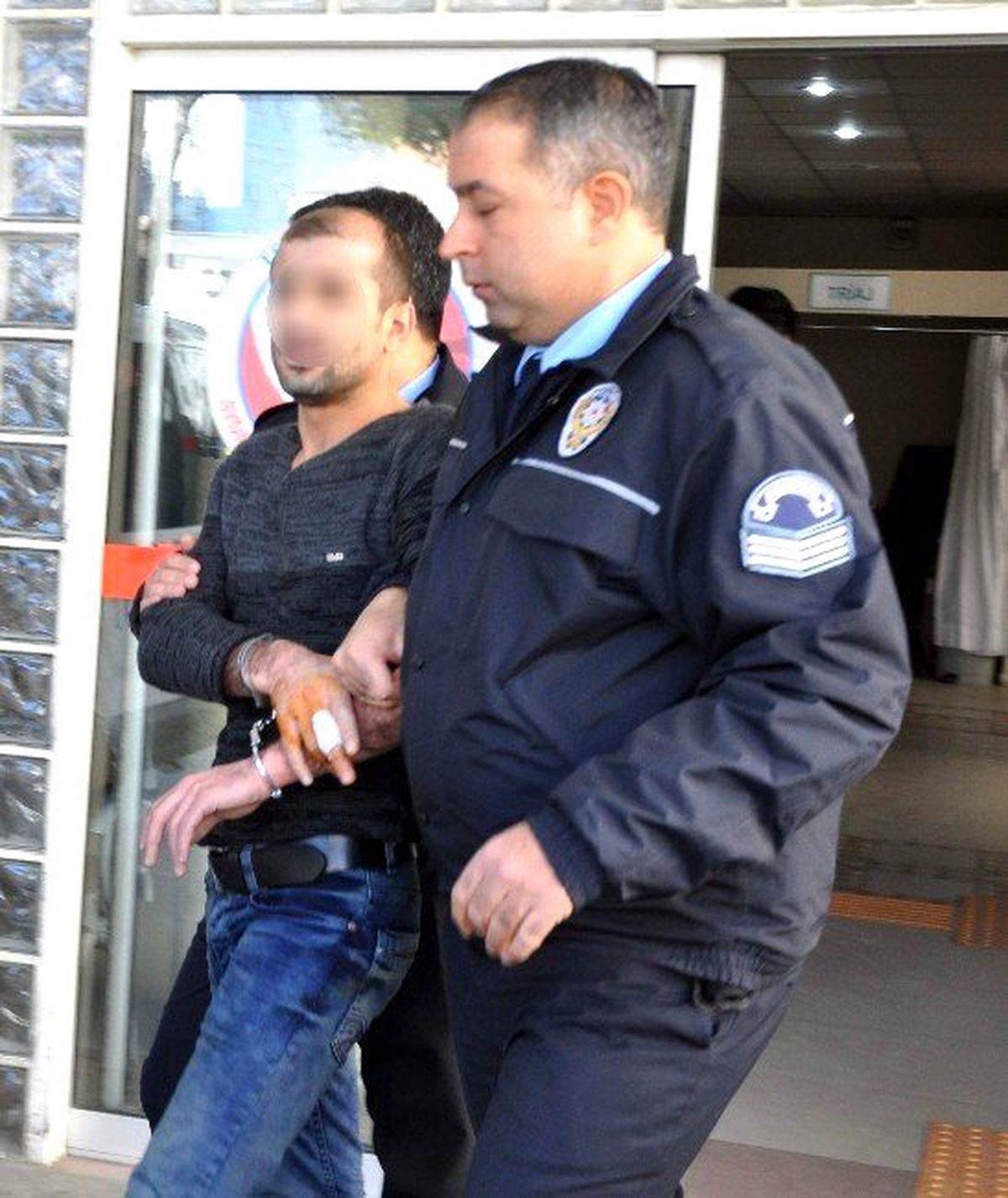 Hırsızlıktan Aranan Şüpheli, Polislere Saldırdı