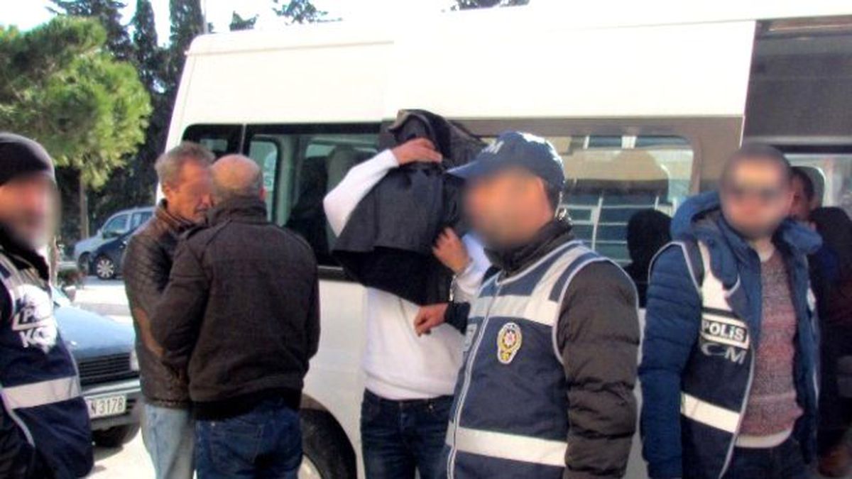 İzmir\'de İnsan Kaçakçılarına Operasyon
