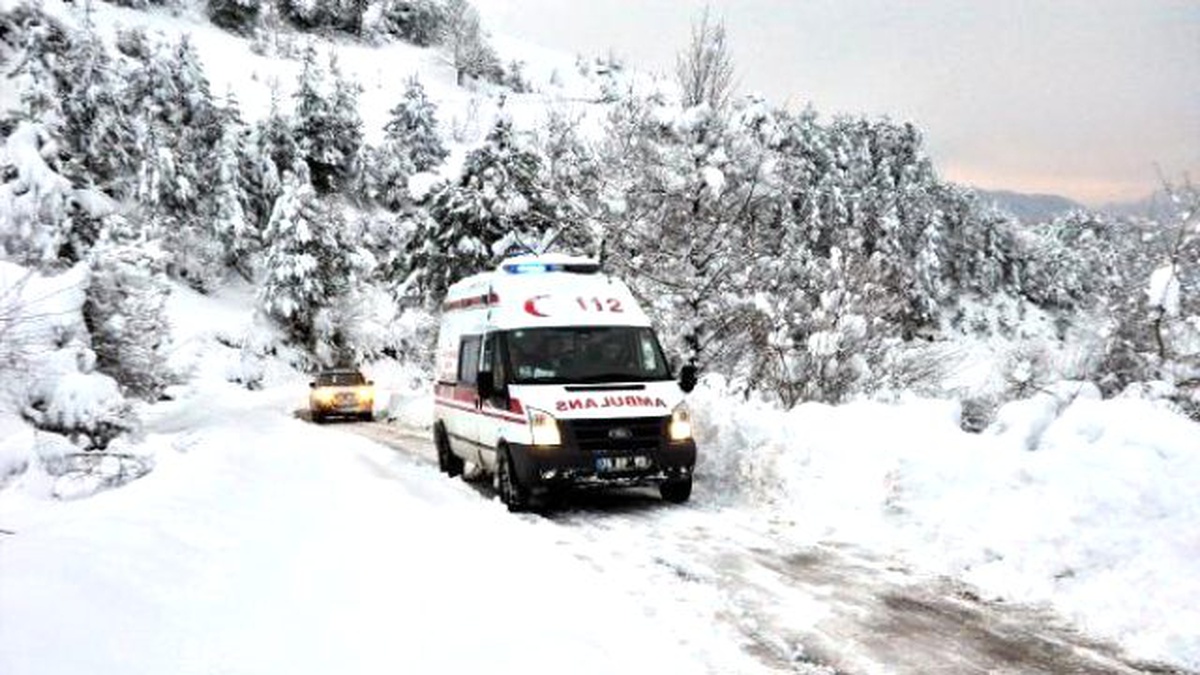 Kardan Kapanan Köy Yolu Açıldı, Hastaneye Kaldırıldı