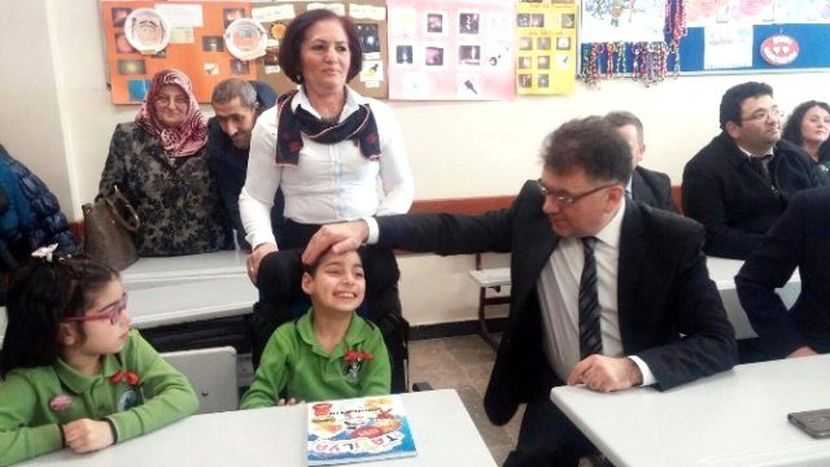Kaymakam Kaya\'dan Özel Öğrenciye Karne