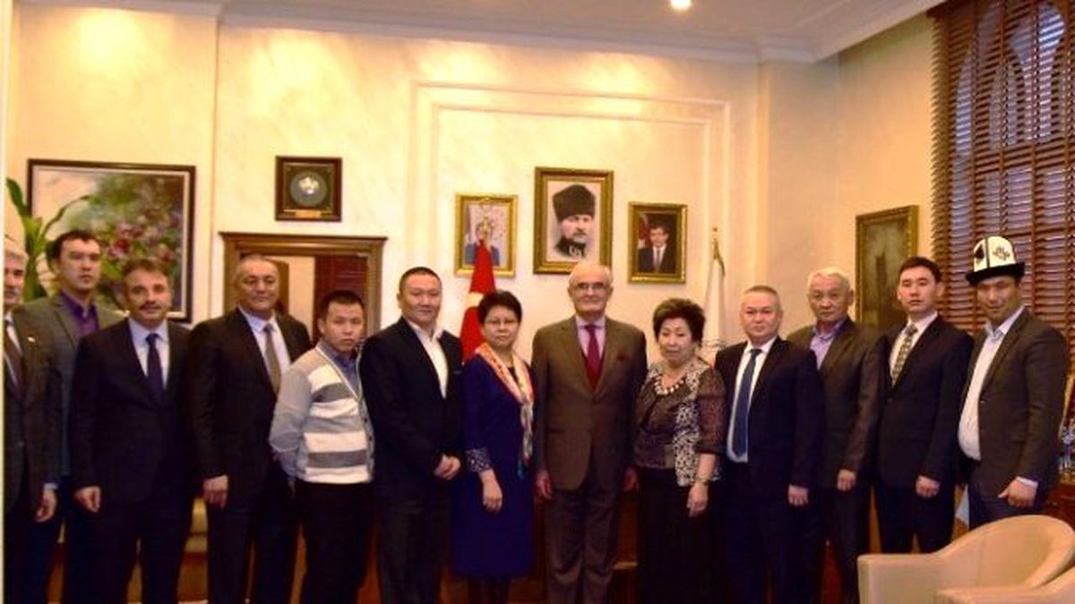 Kırgızlar Başkan Yılmaz\'a Başarısının Sırrını Sordu
