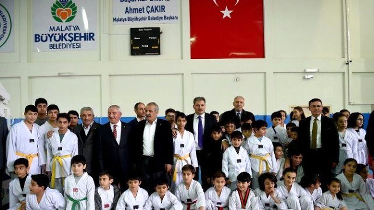 Malatya Büyükşehir Belediyesi\'nden Amatör Spor Kulüplerine Malzeme Yardımı