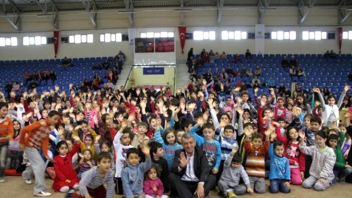 Miniklere Karne Hediyeleri Gaziemir Belediyesi\'nden
