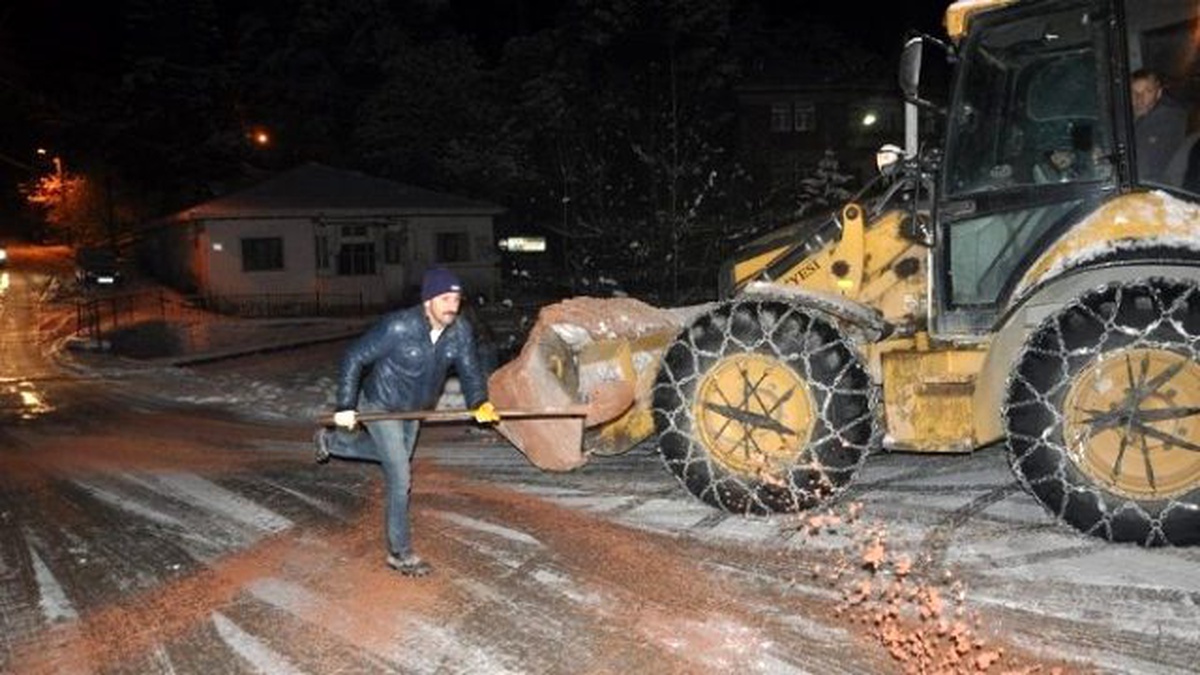 Niksar\'da Kar Temizleme Çalışmaları Sürüyor