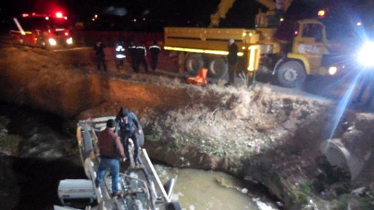 Otomobil Dereye Uçtu: 1 Ölü, 4 Yaralı