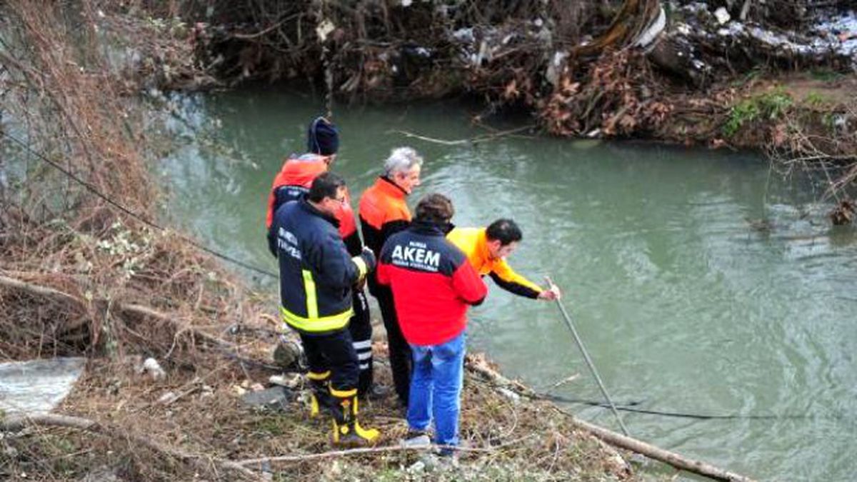 Otomobil Dereye Uçtu, Sürücü Öldü (2)