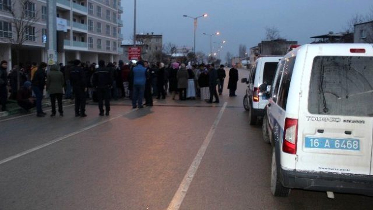 Bursa\'da Vatandaşlar Saatlerce Yol Kapattı