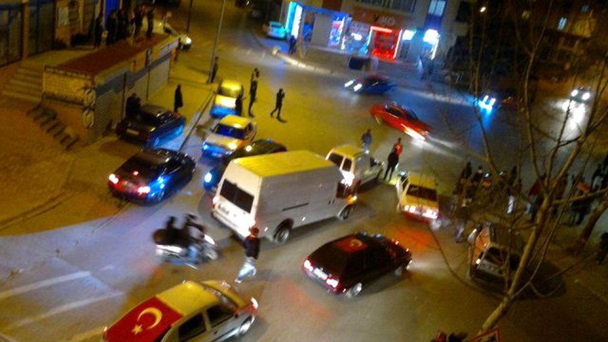 Asker Konvoyu Yolu Trafiğe Kapatıp 'Drift' Yaptı