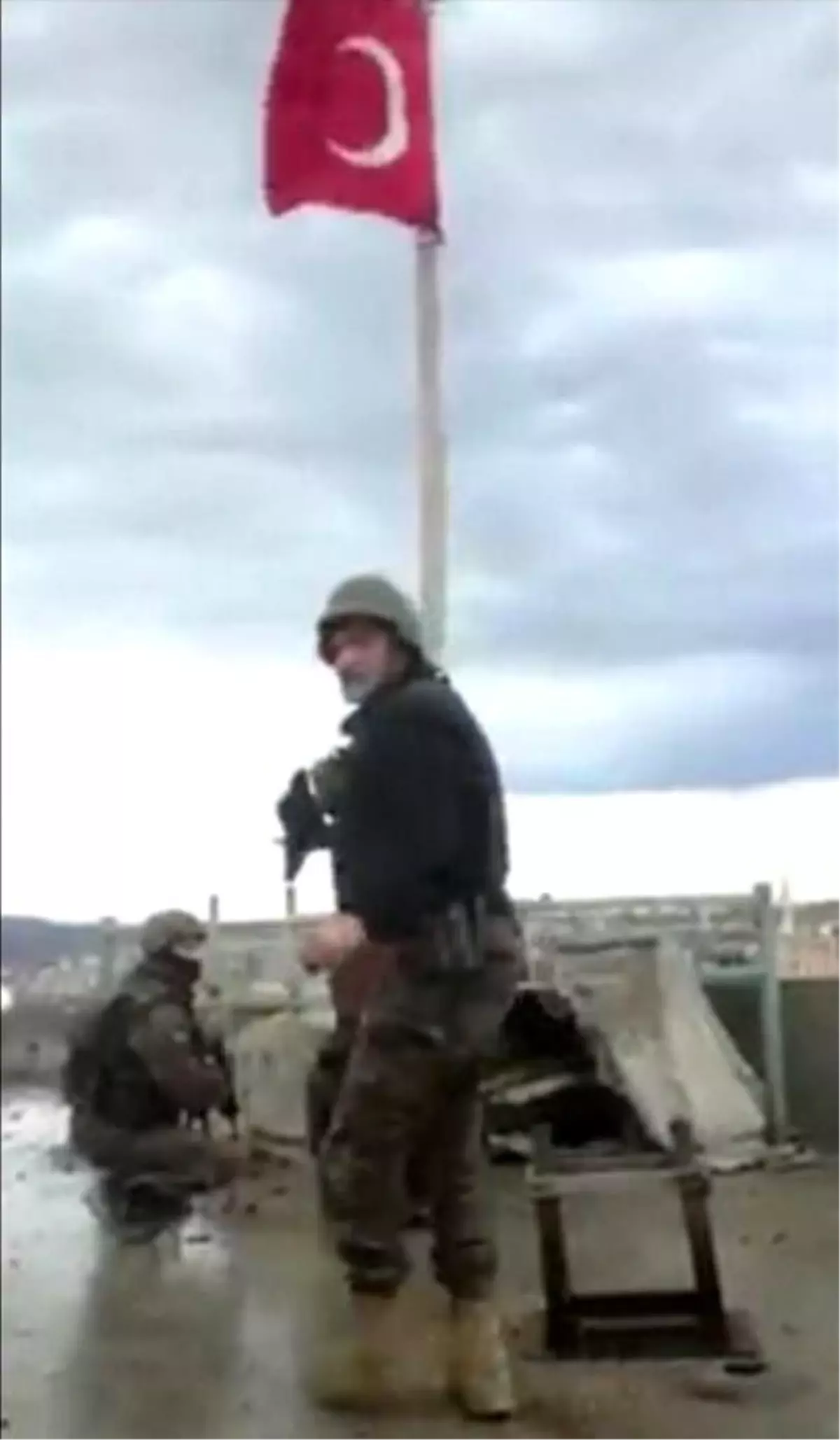 Özel Harekatçılar \'Bayrak\' Şiiri Eşliğinde Türk Bayrağını Göndere Çekti