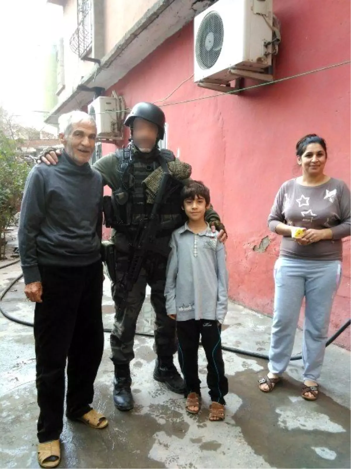 Polis ve Asker Şefkati Görenleri Duygulandırdı