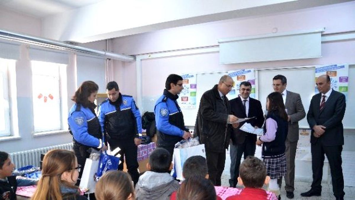 Polislerden Karne Hediyesi