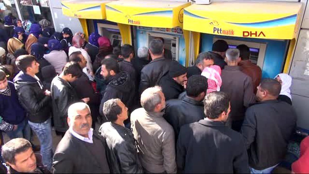 Şanlıurfa?da Eğitim Yardımı Kuyruğu