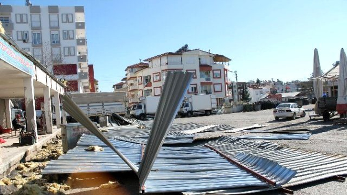 Şiddetli Fırtına Manavgat\'ta Toptancı Halinin Çatısını Uçurdu