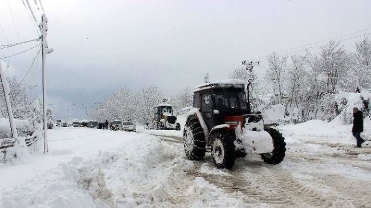 Tır Mahsur Kaldı, Karayolu Kapandı