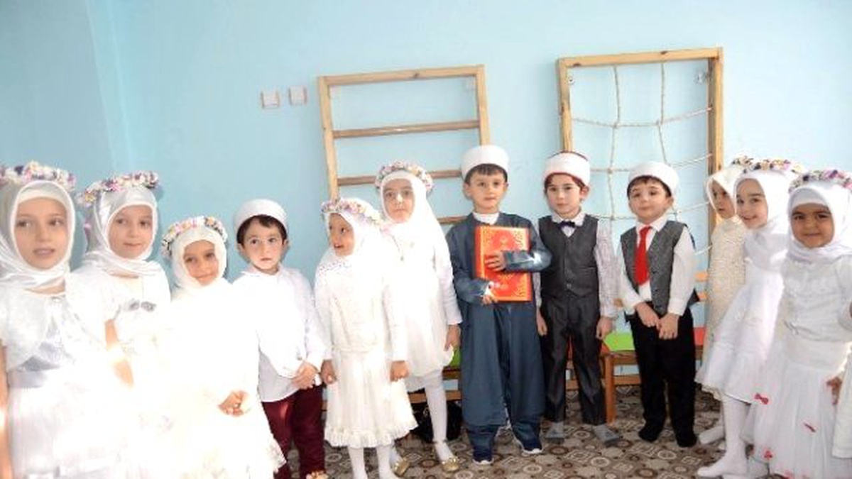 Tosya\'da Kur\'an-ı Kerim Okumaya Geçen Çocuklara Taç Takıldı