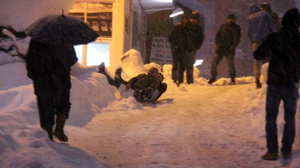 Trafiğe Kapanan Yol Eğlenceye Açıldı