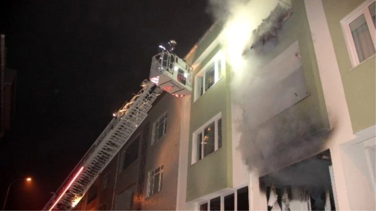 Üsküdar\'da Yangın: Binada Mahsur Kalanlar Kurtarıldı