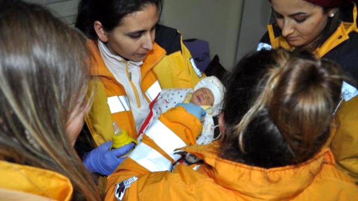 İzmir'de Yeni Doğan Bebeği Sokağa Terk Ettiler