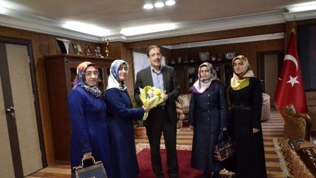 Yenişehir Kız Kur\'an Kursu Hocaları Başkan Bulutları Ziyaret Etti