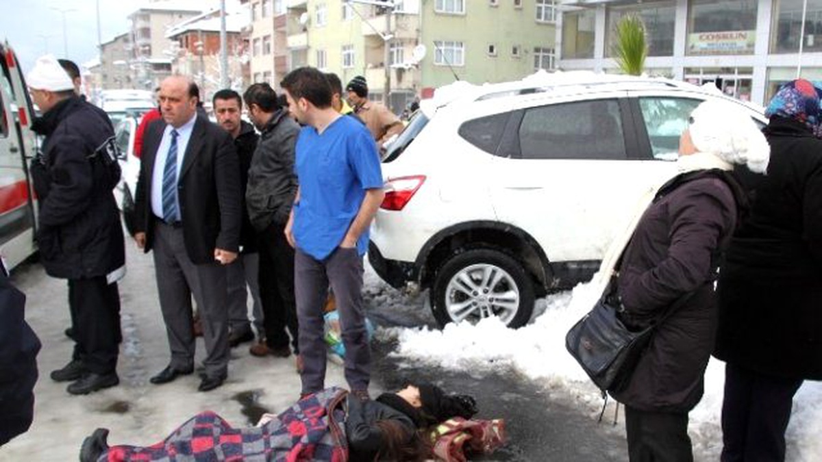 Yolun Karşısına Geçmeye Çalışan Kadına Cip Çarptı