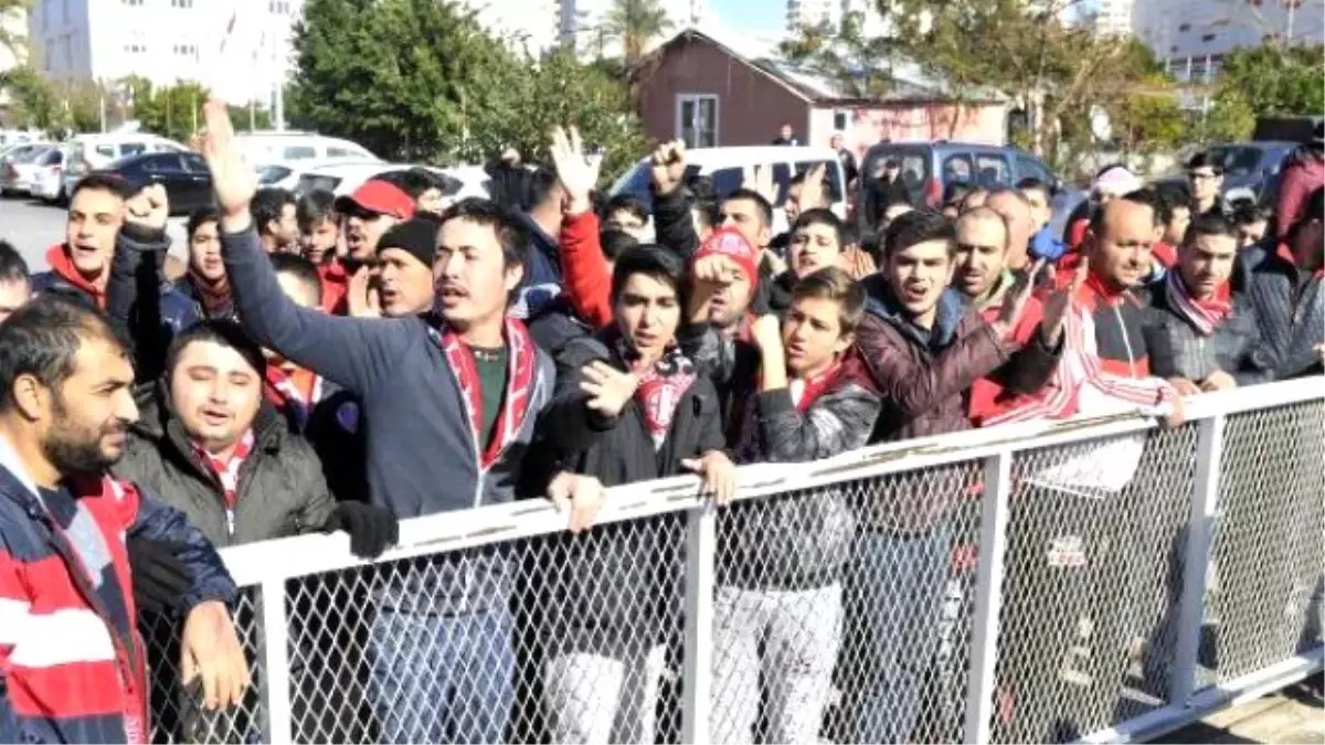 Antalyaspor Taraftarından Önce Protesto Sonra Sevgi Gösterisi