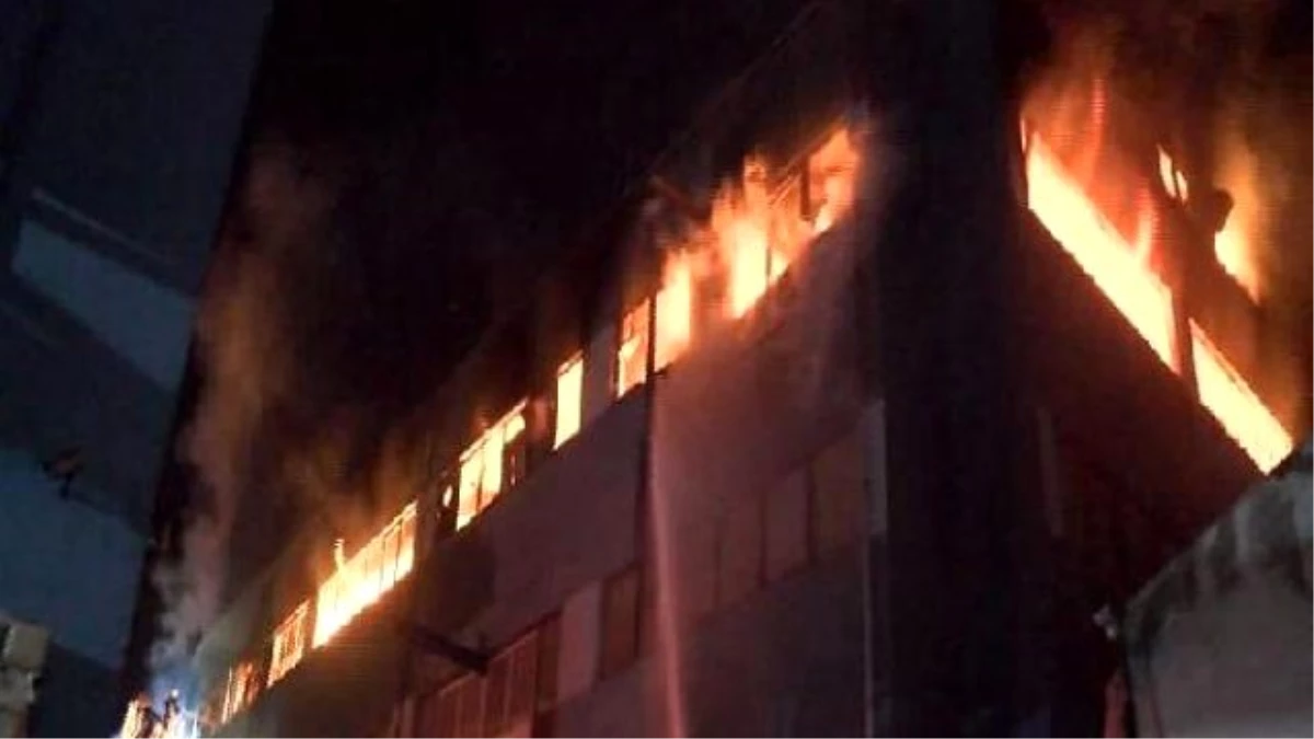 Avcılar\'da Kağıt Fabrikasında Korkutan Yangın