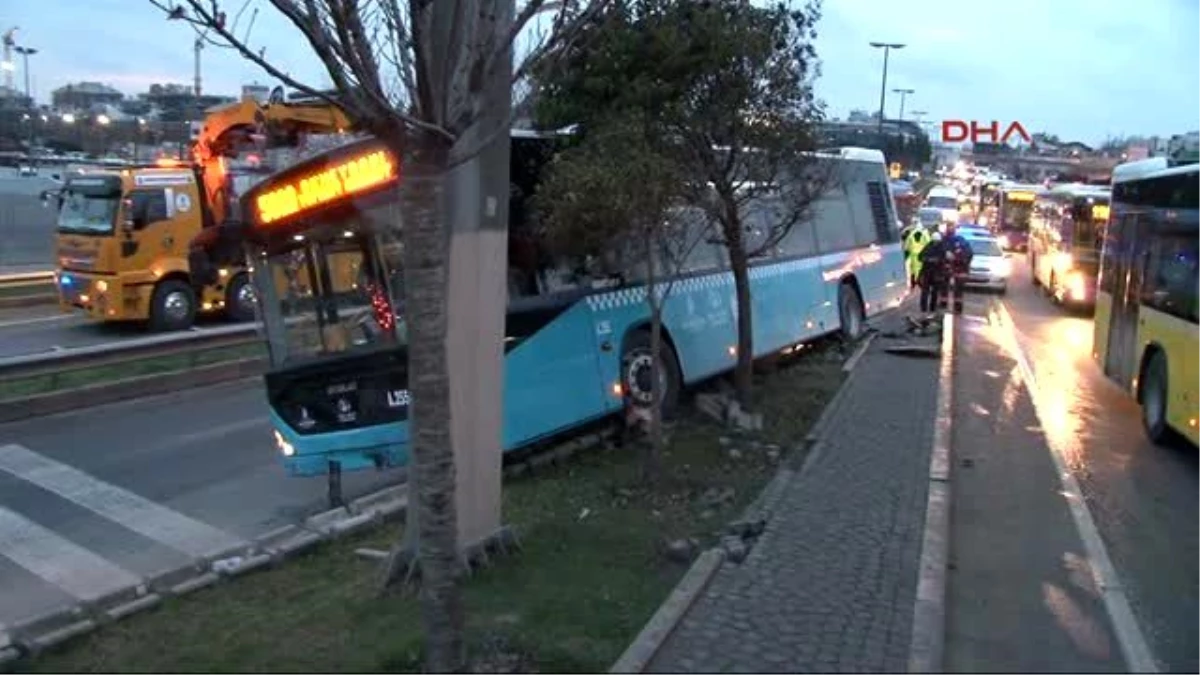 Bariyere Çıkan Özel Halk Otobüsü Devrilmekten Son Anda Kurtuldu