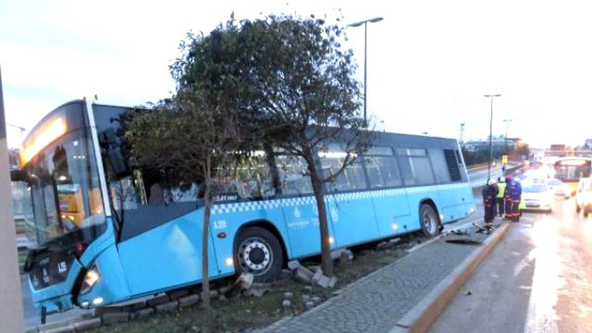 Bariyere Çıkan Otobüs Devrilmekten Kıl Payı Kurtuldu