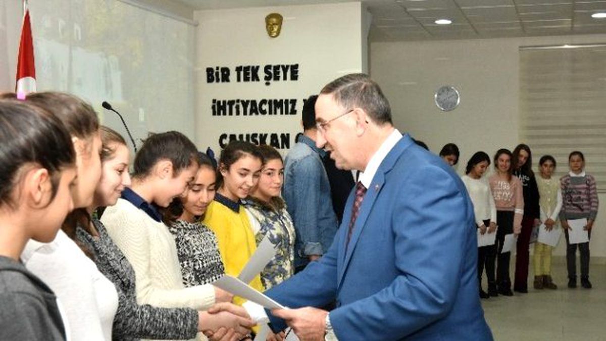 Başkan Kurtulan\'dan \'Yıldız Kızlar\'a Plaket