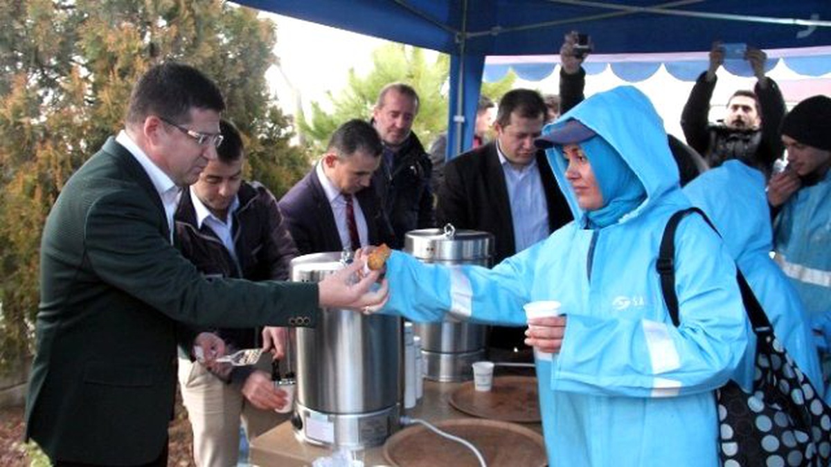Başkan Subaşıoğlu\'ndan Temizlik Görevlilerine Tatlı İkramı