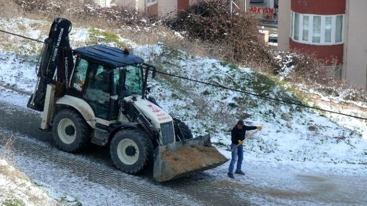 Bilecik Belediyesi Buzlanan Yollarda Tuzlama Çalışması Yaptı