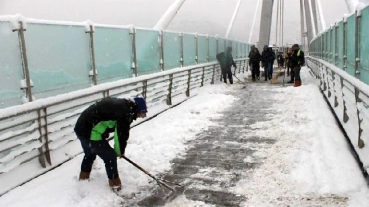 Büyükşehir, Yaya Köprülerinde ve Kaldırımlarda Kar Temizliği Yapıyor