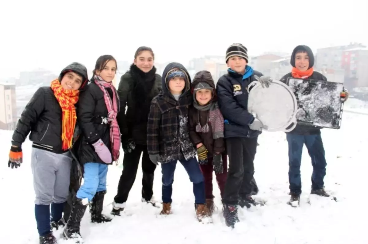 Çocuklar Karın Tadını Poşetlerle Kayarak Çıkardı