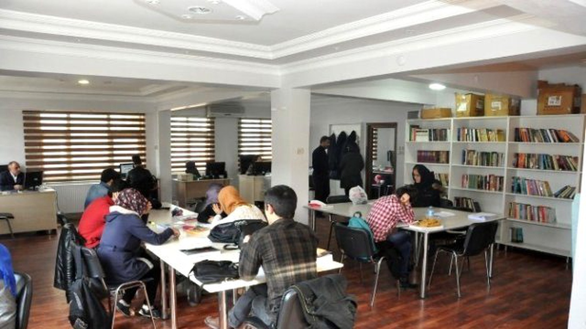 Dilovası\'nda Öğrenciler Tatili Kitap Okuyarak Geçiriyor