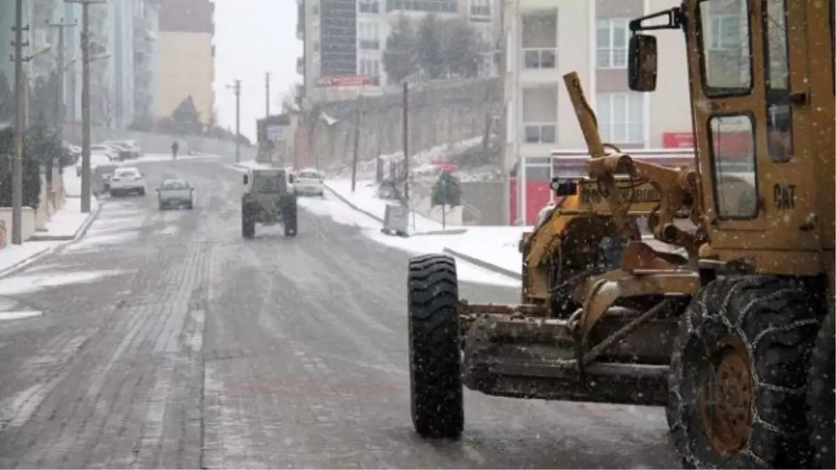 Edirne Belediyesi Ekipleri Tuzlama Çalışmalarını Sürdürüyor